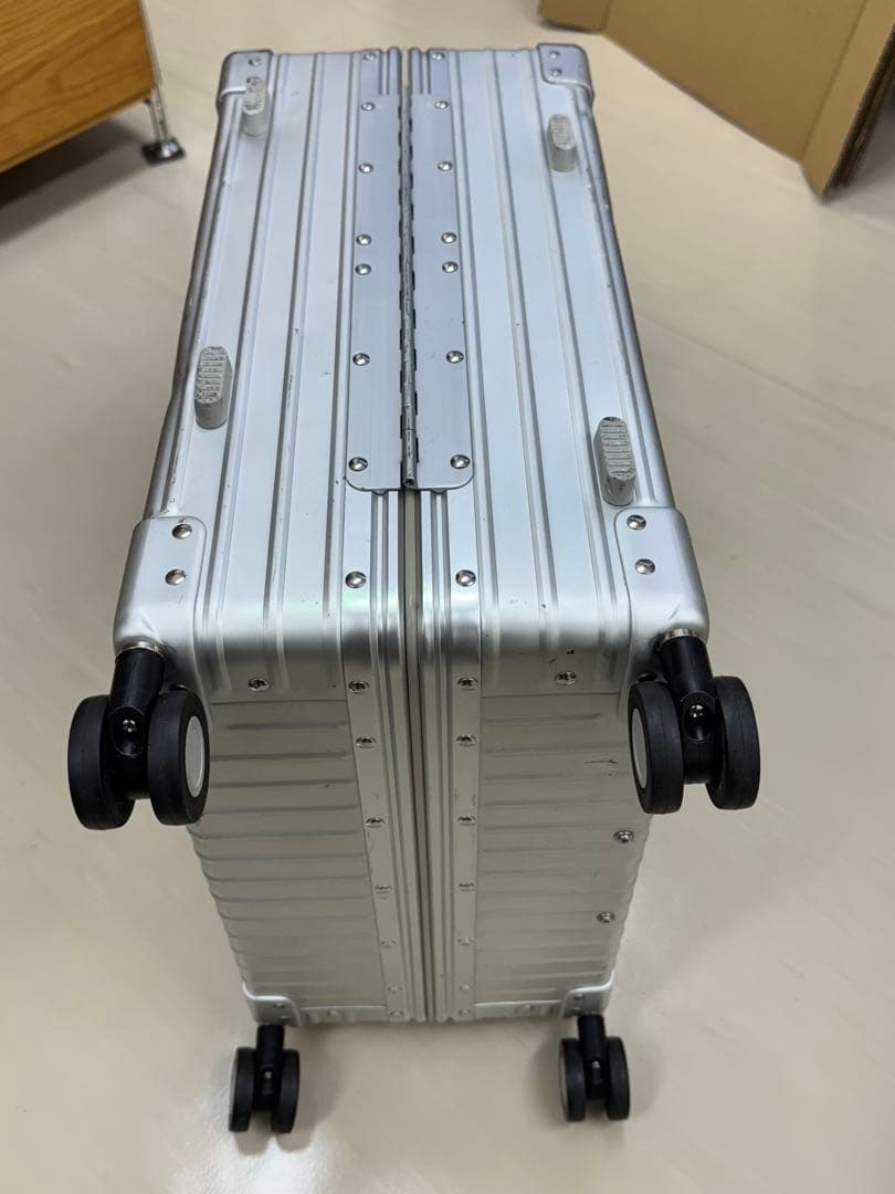 ネオキーパー　アルミ製中型キャリーケース 4輪