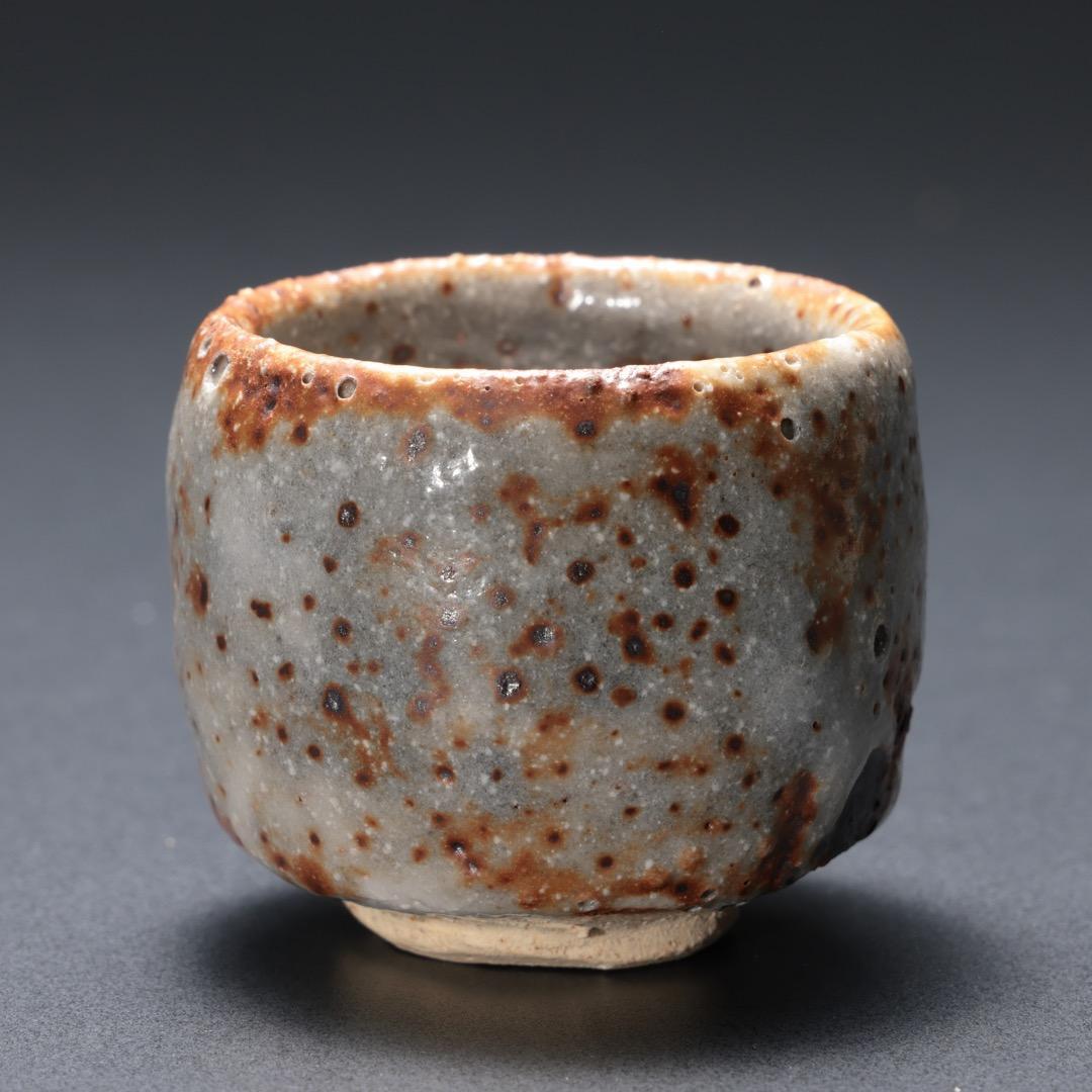 【ぐい呑・盃】 ねずみ志野 ぐい呑み 加藤春鼎作　共箱　R1189ダU