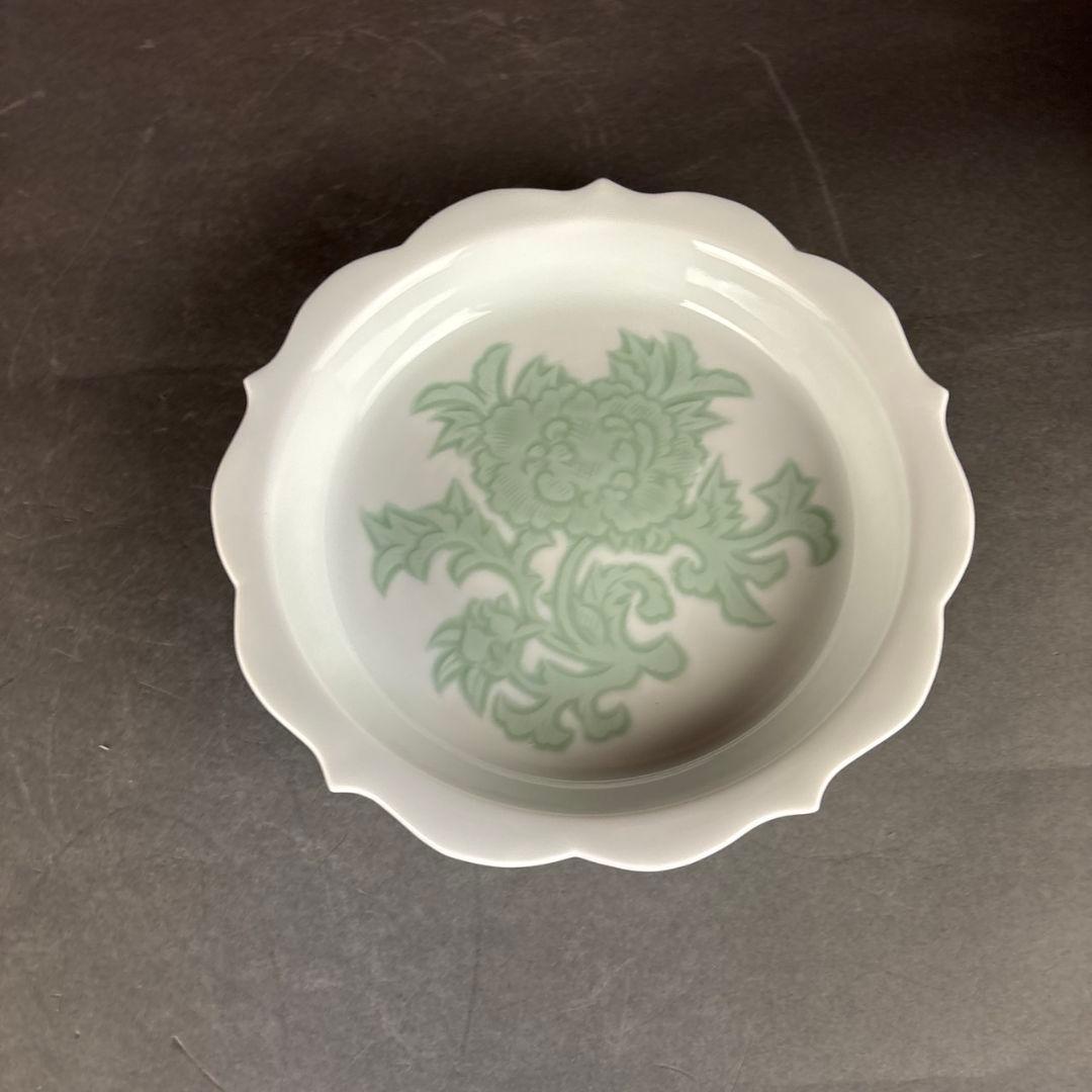 井上萬二　白磁緑釉牡丹彫文　皿　共箱