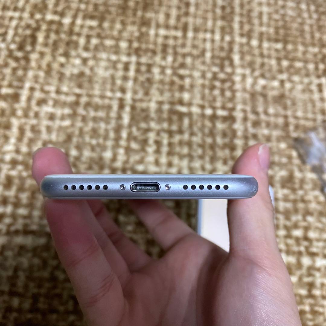 左　iPhone8 256GB 右 iPhone6 64GB 黒い丸あり