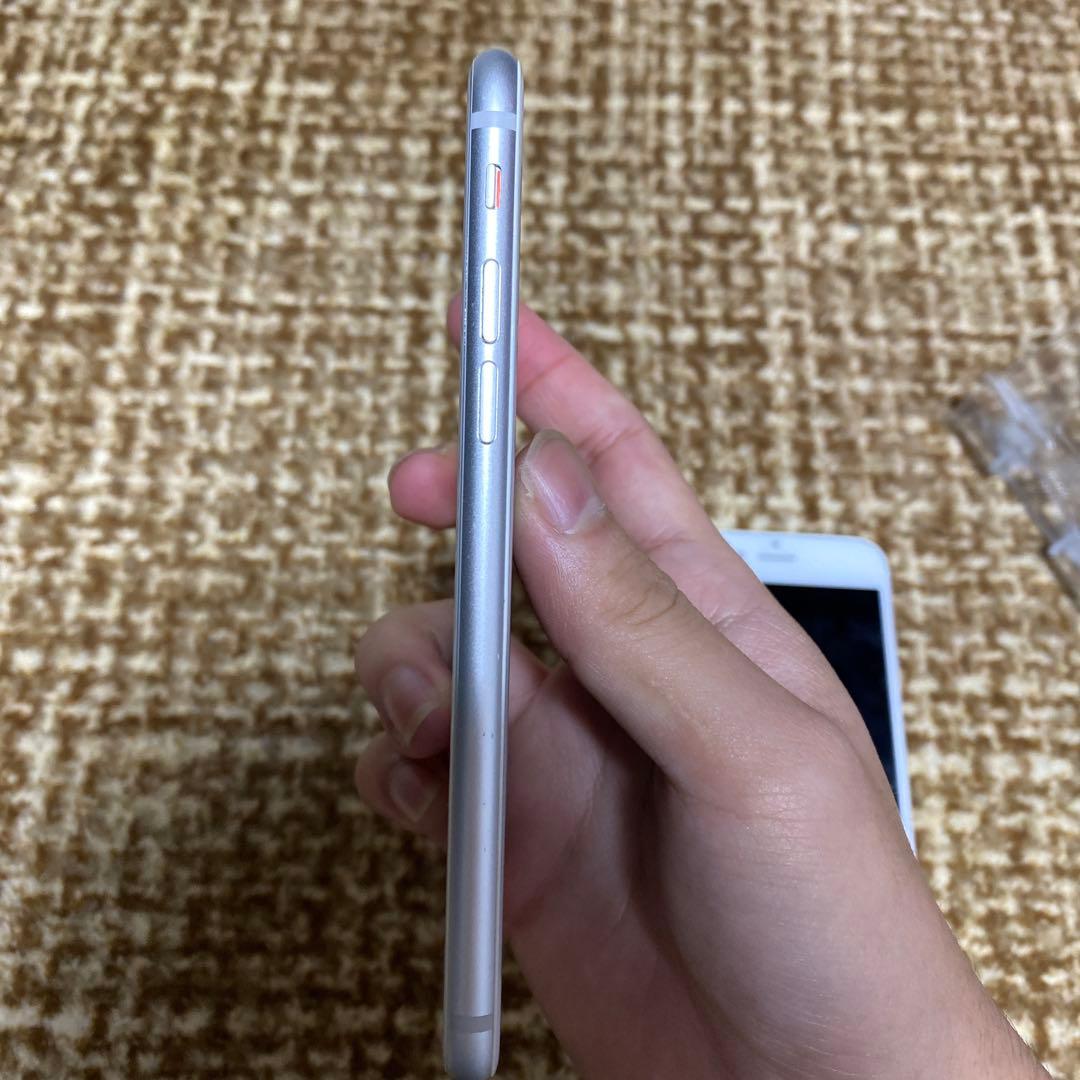 左　iPhone8 256GB 右 iPhone6 64GB 黒い丸あり
