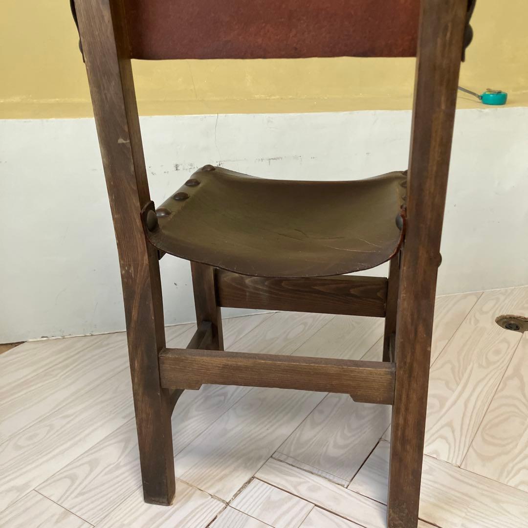 装飾彫刻入りスタッズ付き革椅子イギリスアンティーク本革ヴィンテージ