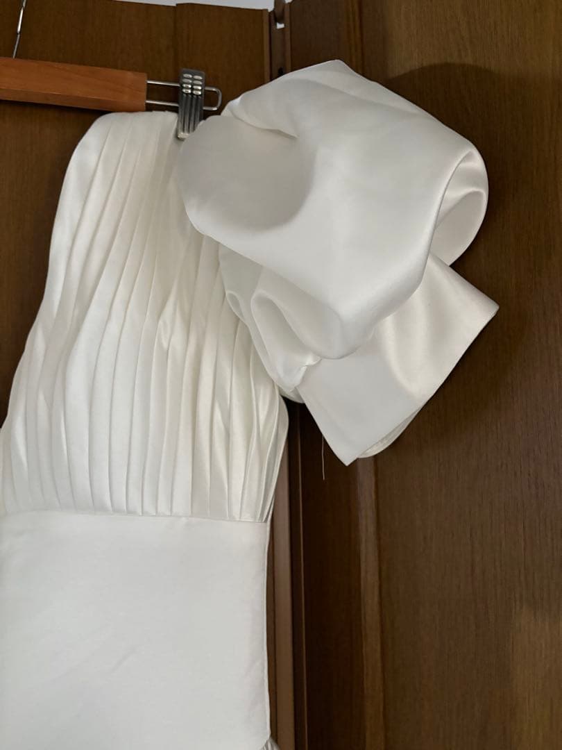 サテン　パフスリーブ　ウエディング　ドレス