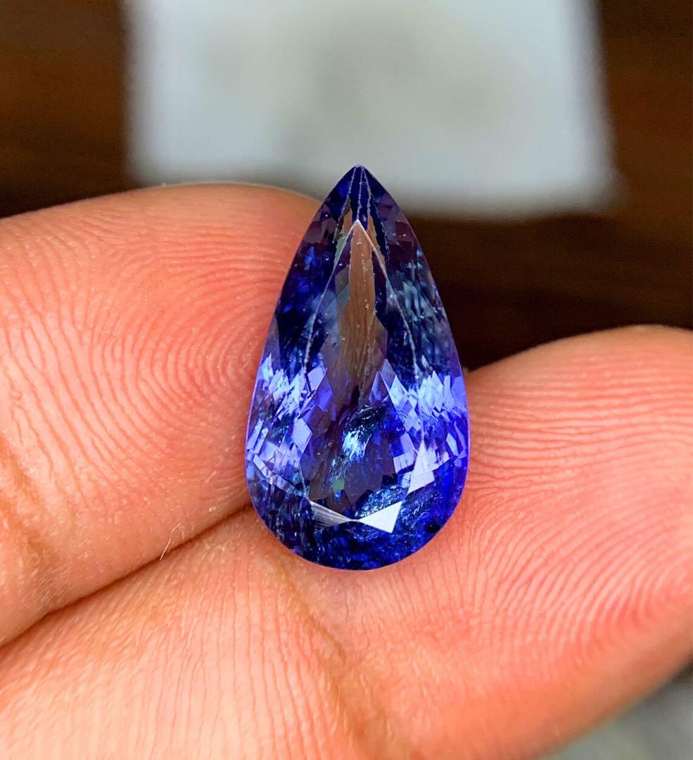 ペアシェイプのロイヤルブルーカラーのタンザナイト宝石。「GIL 認定」