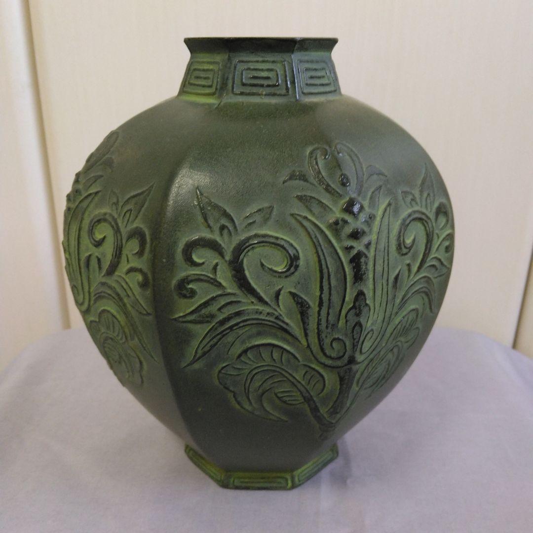 緑色 八角形 鉄製花瓶 浮彫り模様　セール中！
