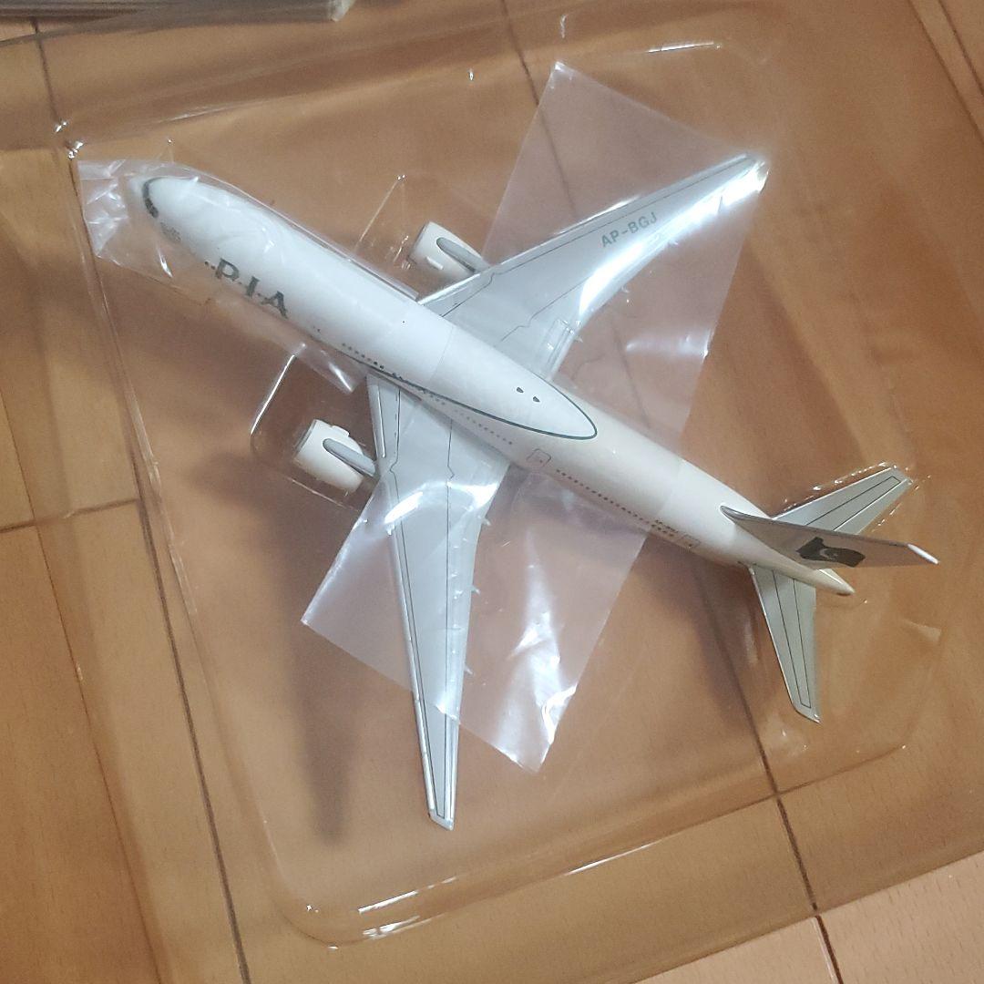 航空機・ヘリコプター PIA BOEING777-200