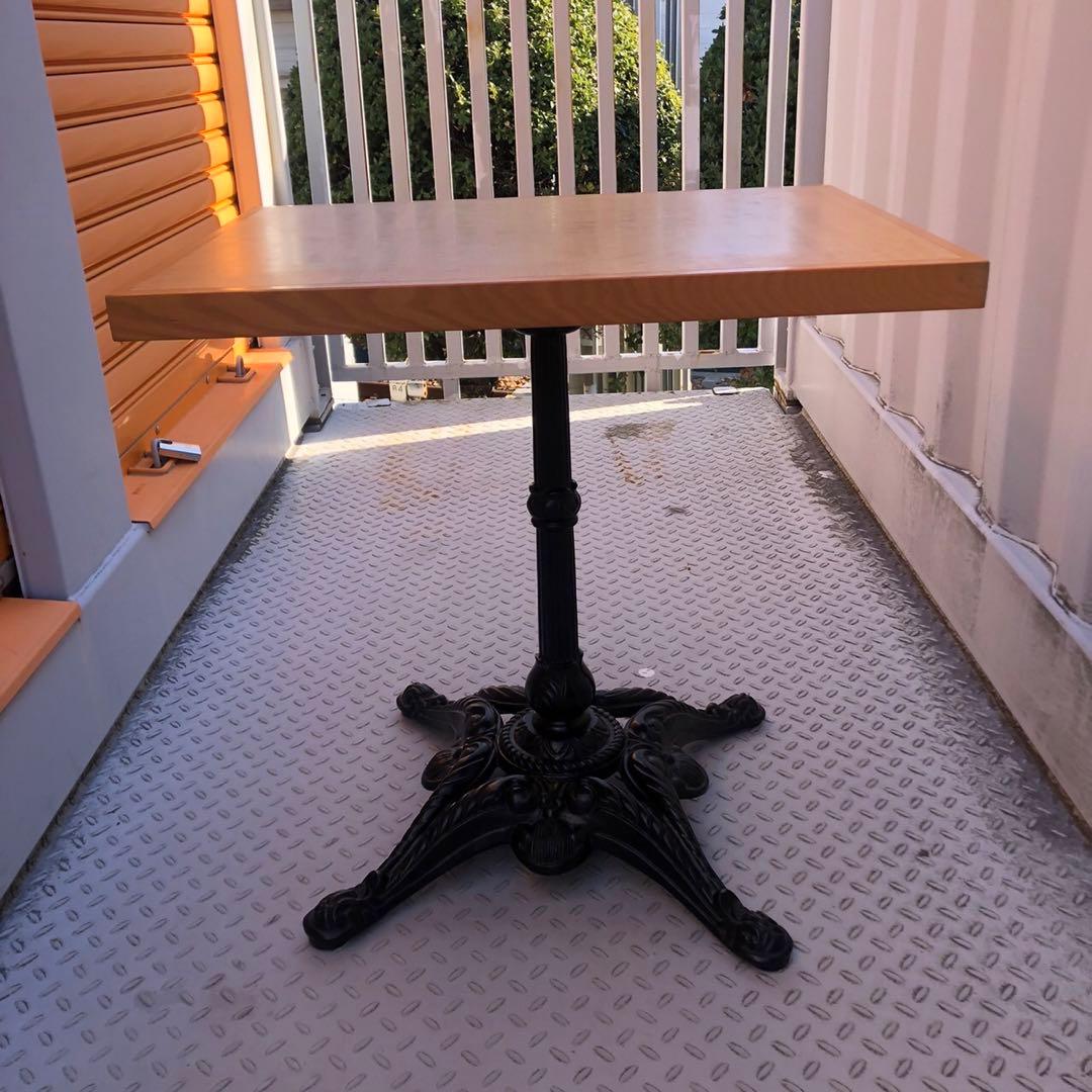 クラシックな木製テーブル　カフェテーブル