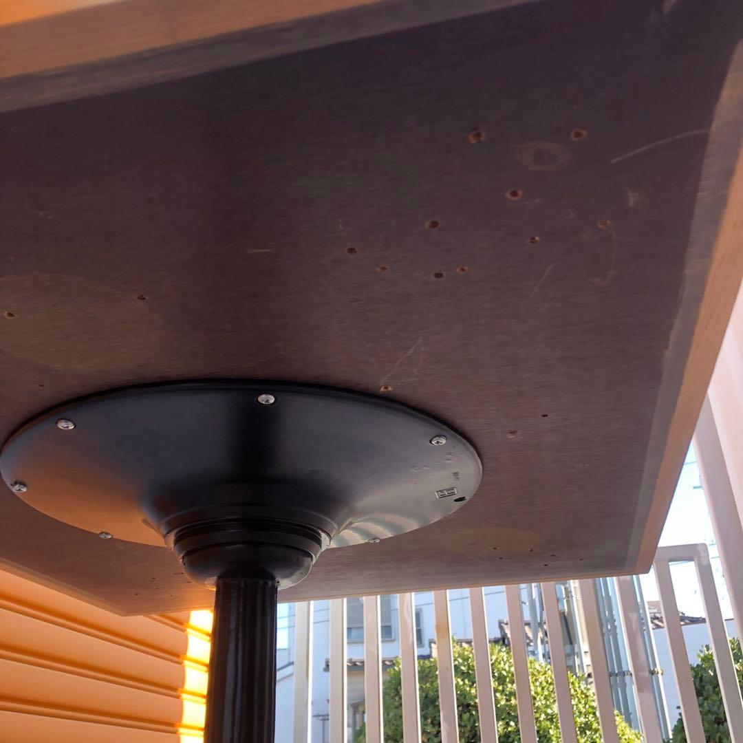 クラシックな木製テーブル　カフェテーブル