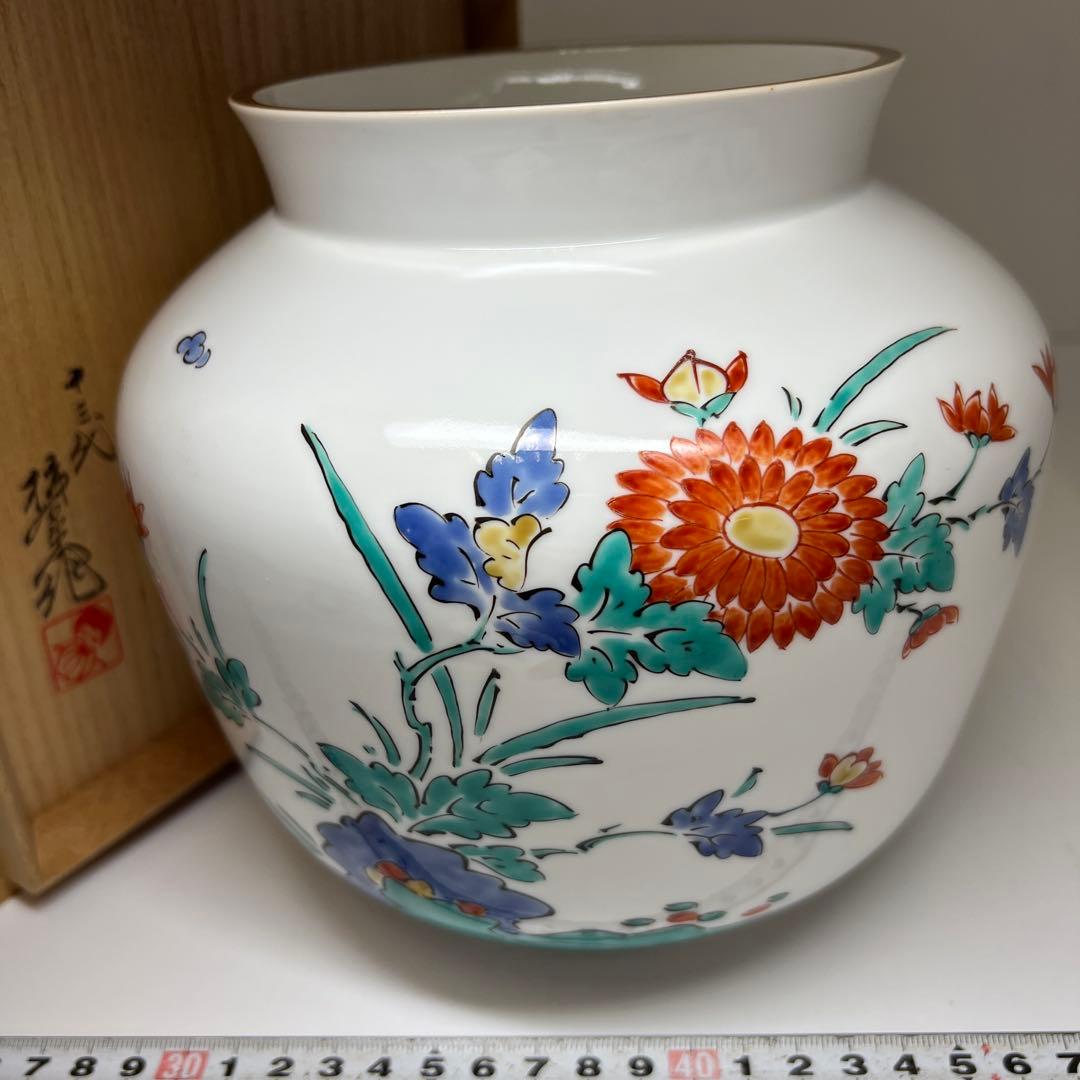 十三代酒井田柿右衛門　濁手菊牡丹文壷　共箱　最大幅約18㎝東Y7-0825⭐︎2F