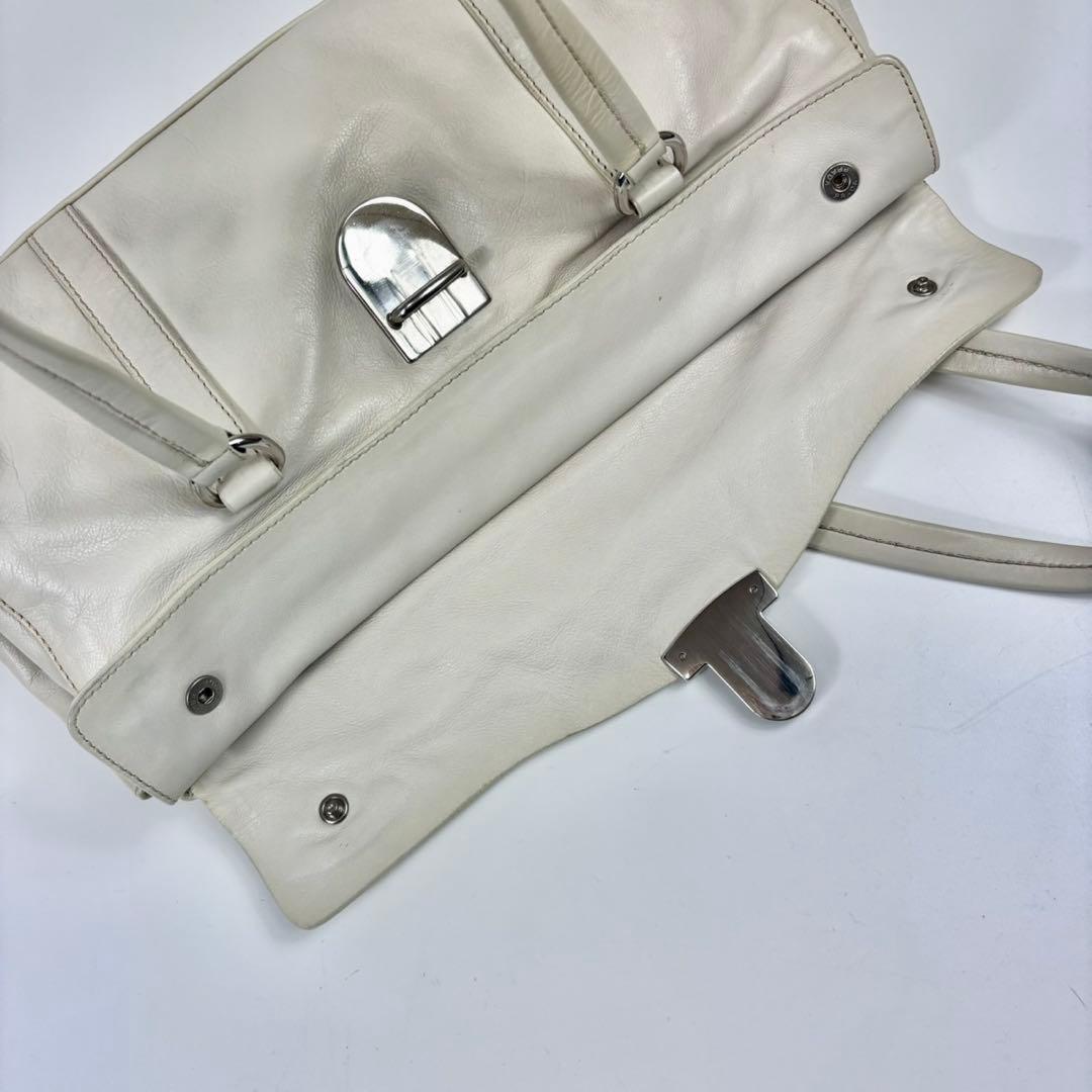 プラダ 三角ロゴ ショルダーバッグ ハンドバッグ 肩掛け Y2K ホワイト 白