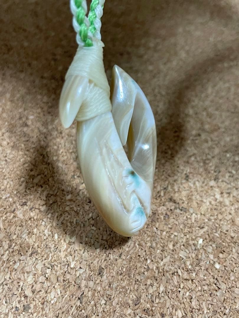 夜光貝ネックレス(ys31)シェルカービング、ボーンカービング