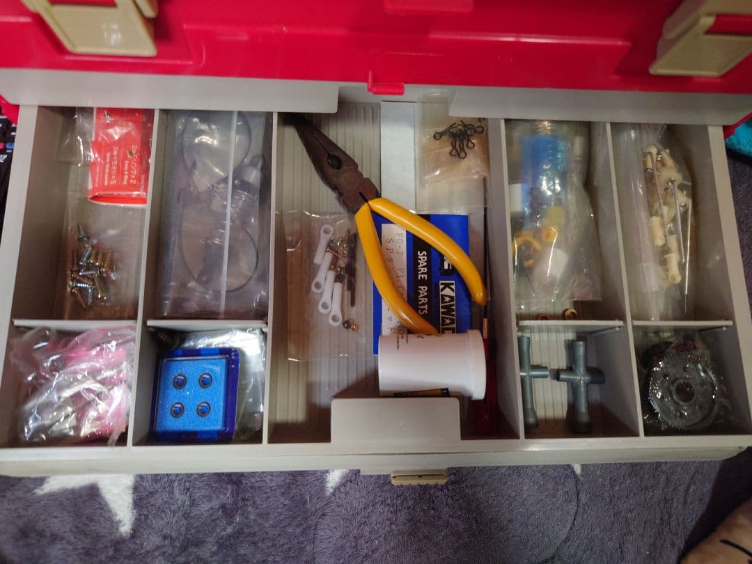 ＲＣフェラーリ Ｆ１８７＋京商PIT BOX(部品、タイヤ６セット)