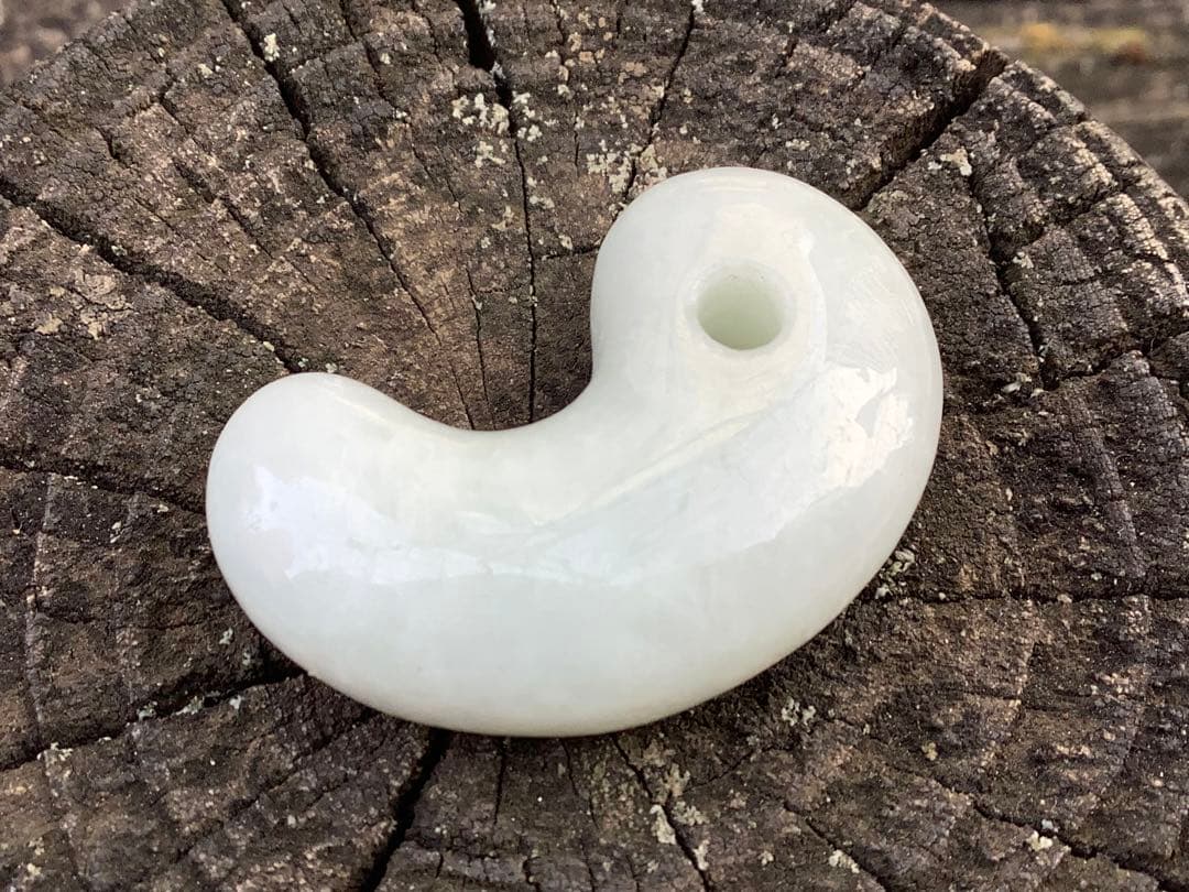 ✳お値段ご遠慮なく‼️高価糸魚川翡翠氷アイスジェイド勾玉　極上物　機械鑑定付本物‼️