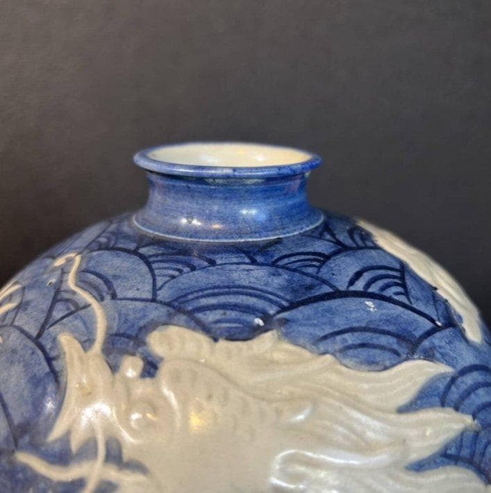 S8025　大明宣徳年製銘　明宣徳時代　中国骨董　青花　浮彫白龍海水紋梅瓶