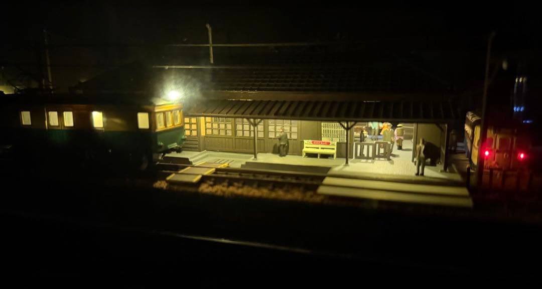 昭和をかもしだす懐かしの停車場、昼と夜の現風景、神戸梅田、レトロ夢の希少逸品。