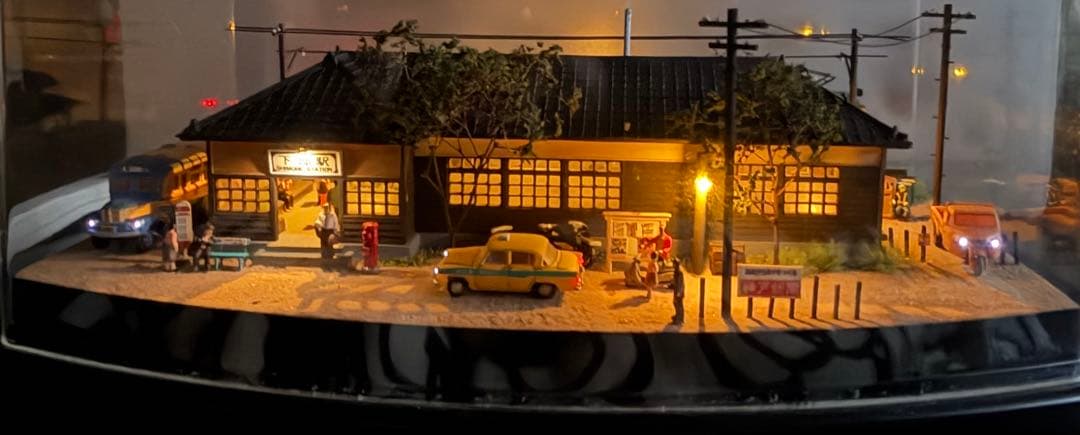 昭和をかもしだす懐かしの停車場、昼と夜の現風景、神戸梅田、レトロ夢の希少逸品。