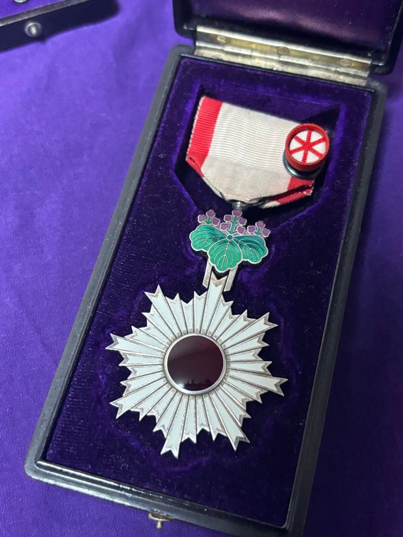 ひ*い様 日本軍 勲章7点＋証記まとめ売り