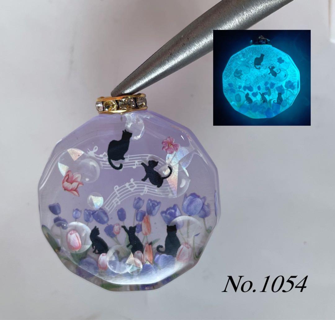 夕夏/レジン/雲の上のお城と子猫達　蓄光　オルゴナイトネックレス