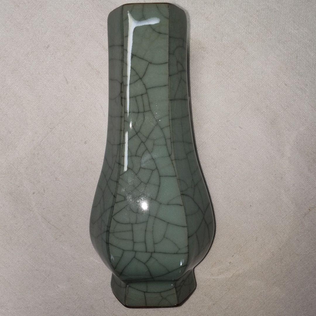 南宋郊壇下官窯粉靑釉六方瓶。