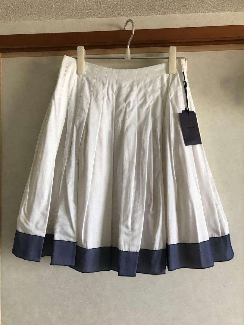 プラダ　タックフレアスカート　白/紺