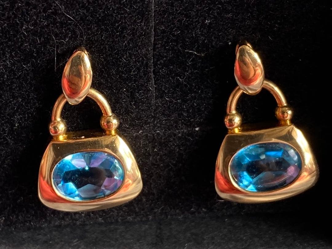 青色宝石のフープ型ピアス