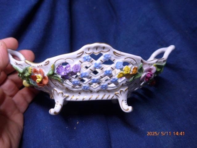 美しいドレスデンの忘れな花のレリーフが可愛らしい陶器の透かしのバスケットです