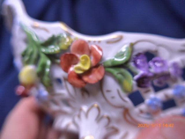 美しいドレスデンの忘れな花のレリーフが可愛らしい陶器の透かしのバスケットです