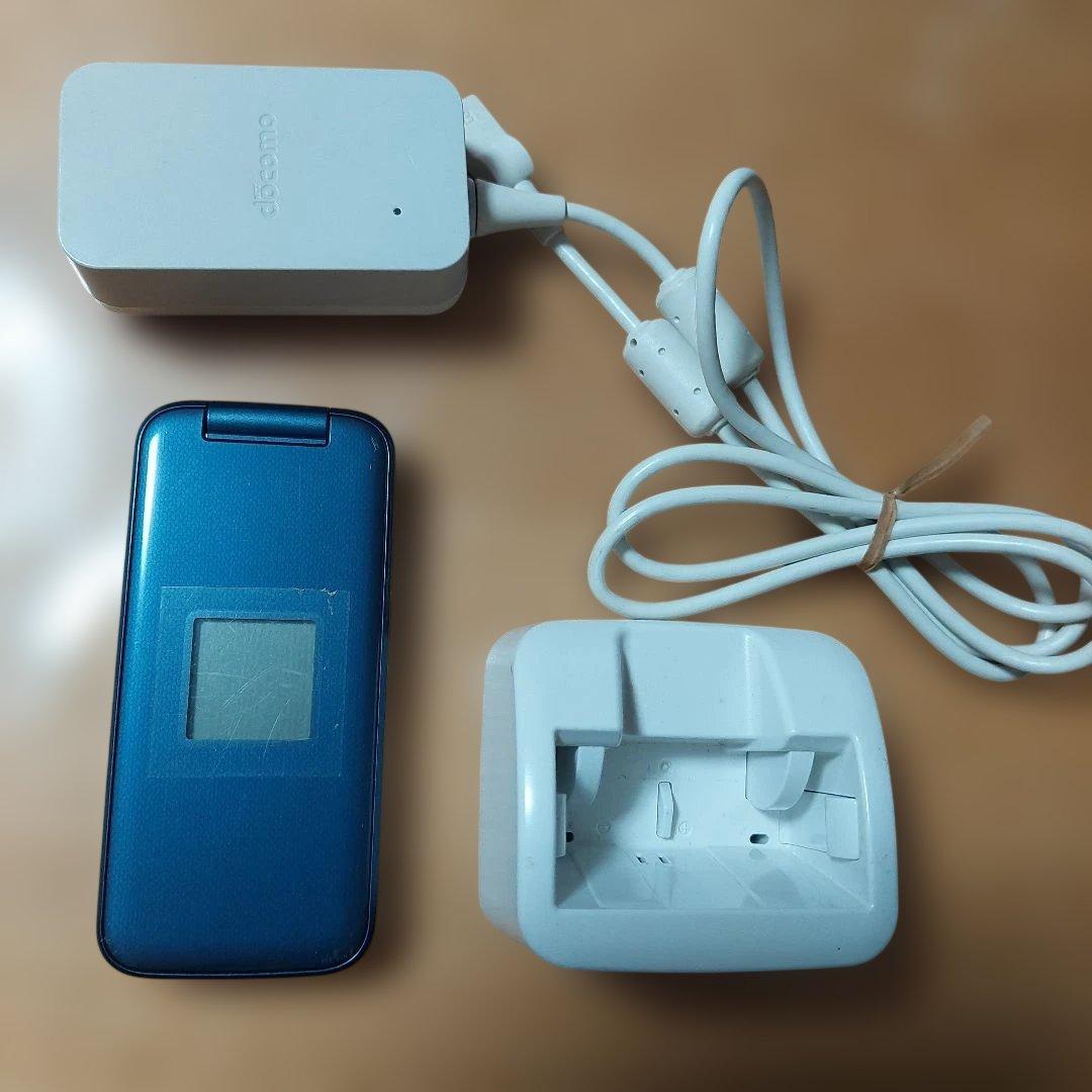 docomo F-01M 折りたたみ式携帯電話 青　充電器付