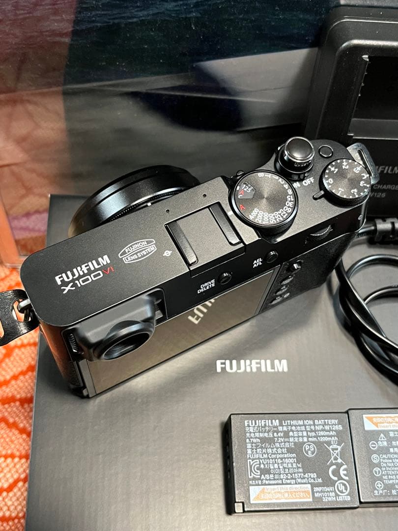 富士フイルムX100VI 付属品多数　1000ショット 保証書　元箱他