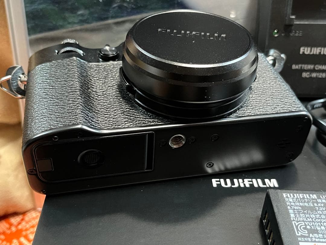 富士フイルムX100VI 付属品多数　1000ショット 保証書　元箱他