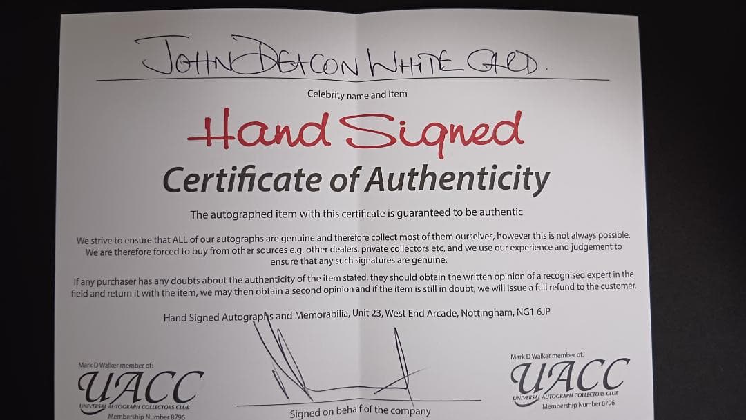 「Queen全員の直筆サイン入りコレクターズセット」