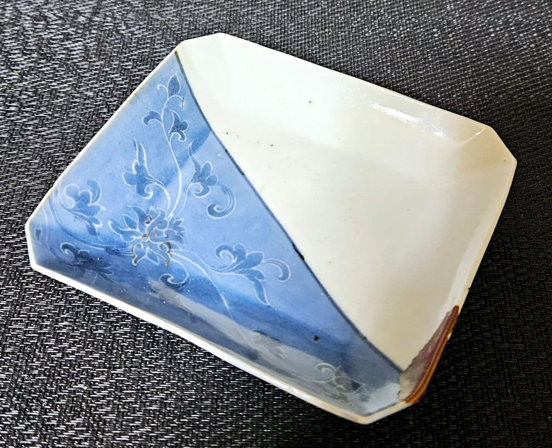 【名品古伊万里❗03】江戸時代前期　藍九谷　方身代り　墨弾き技法　花唐草文様皿