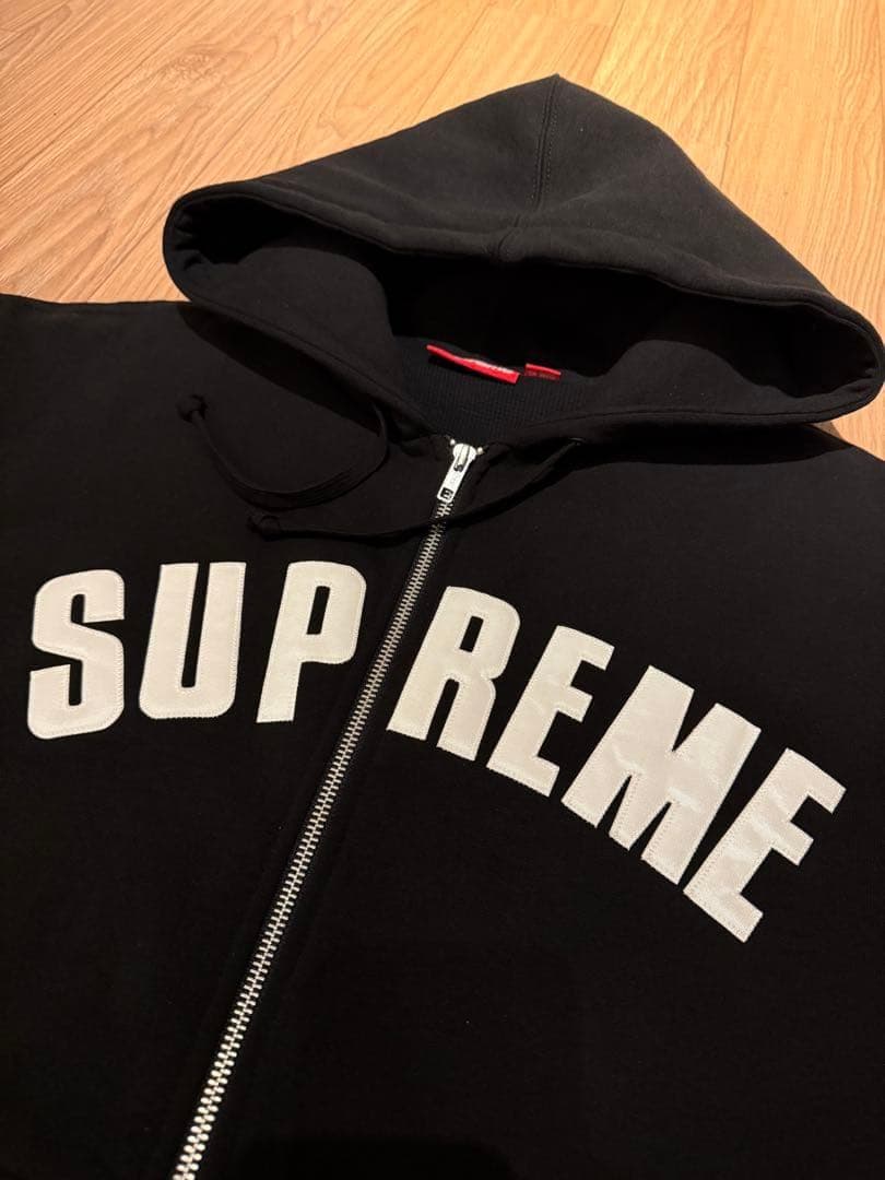 黒M ゴ入りパーカです