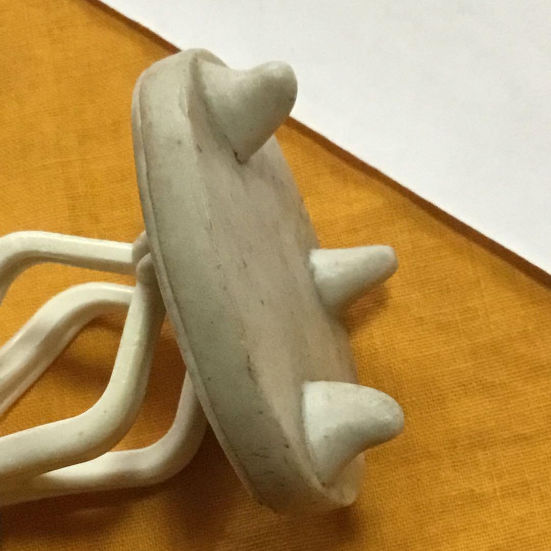 小さな飾り台　磁器