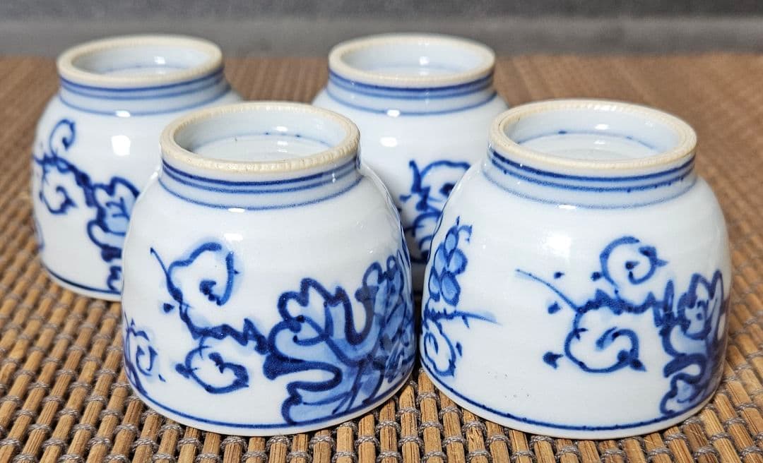 煎茶碗】陵泉造　染付　葡萄文様　煎茶碗　酒杯　ぐい呑　盃　4客　煎茶道具　酒器