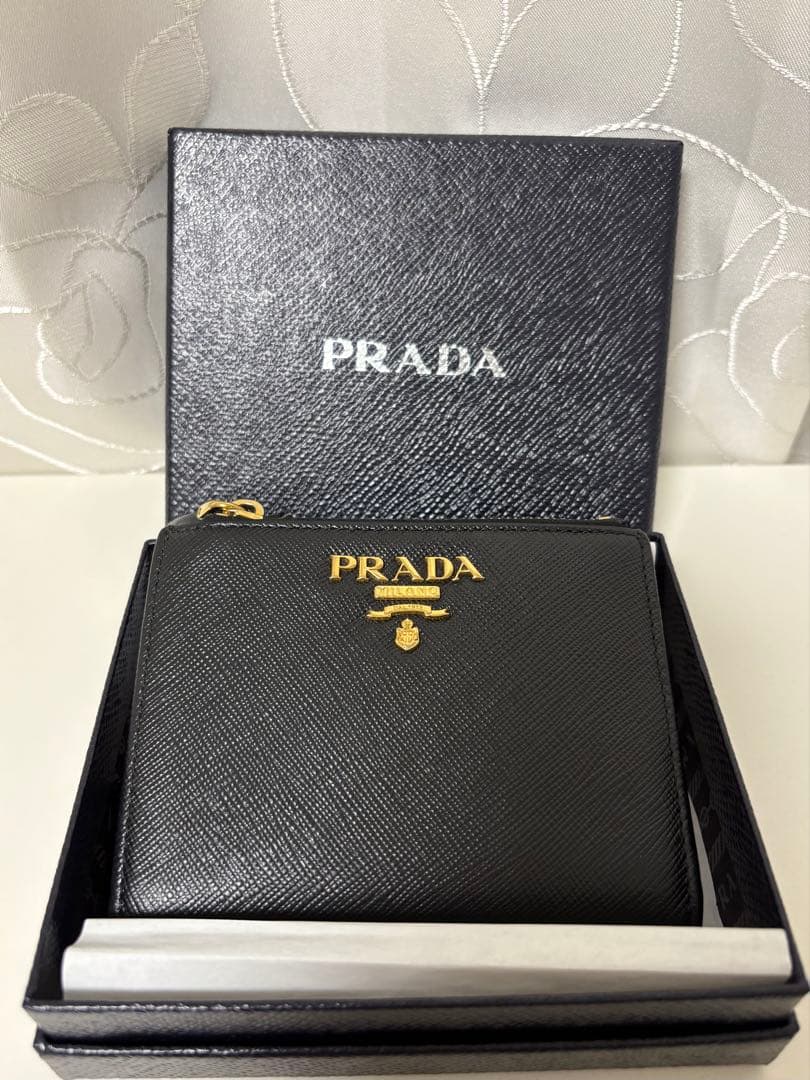 ⭐️hiii_2022ページ⭐️ PRADA コンパクトウォレット