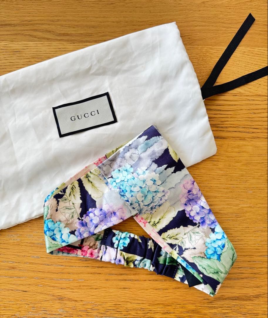 GUCCI フラワープリント ヘアバンド　紫陽花