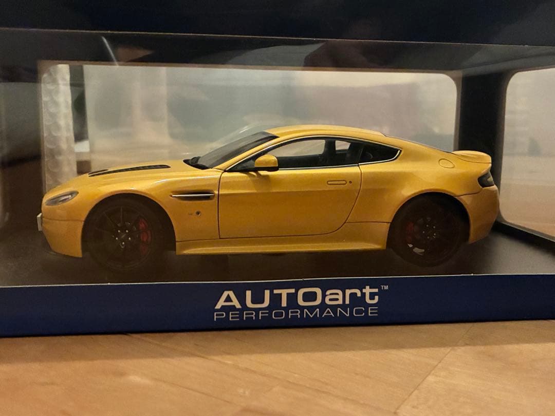 オートアート　アストンマーティン　V12ヴァンテージ　イエロー 1/18