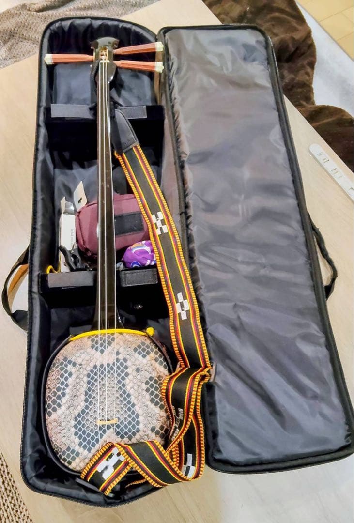 三線 沖縄三線　初心者にもやさしいセット、チューナー、教本、ケース付　未使用