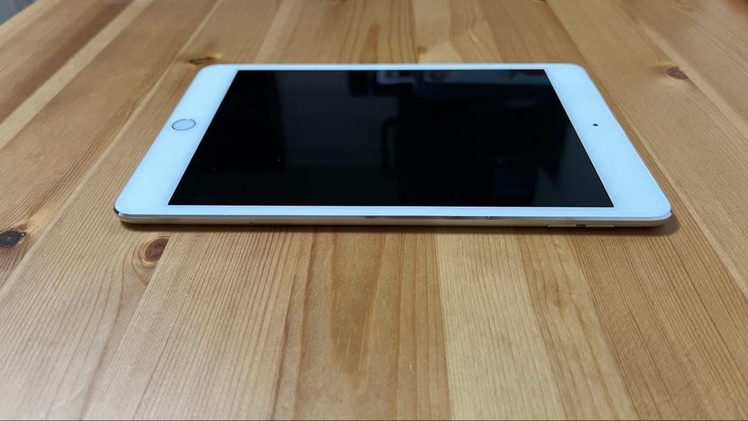 Apple iPad mini 4シルバー 7.9インチ 本体