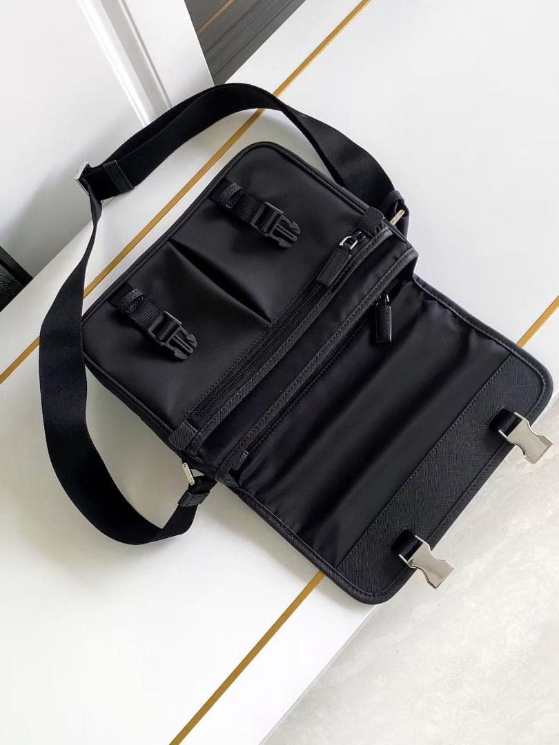 ノベルティ商品　メンズ　ブラック　ショルダーバッグ　ハンドバッグ