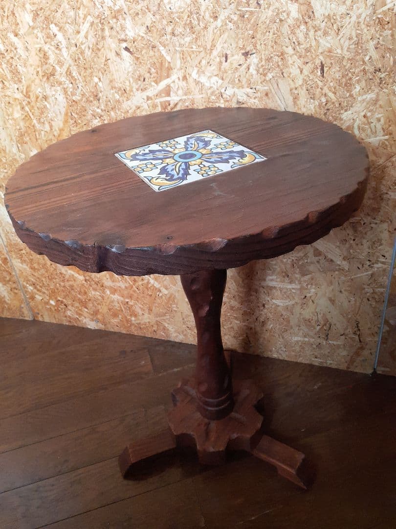 スペイン製 カントリー家具 3本脚 パイン無垢材 天板タイル装飾 彫刻