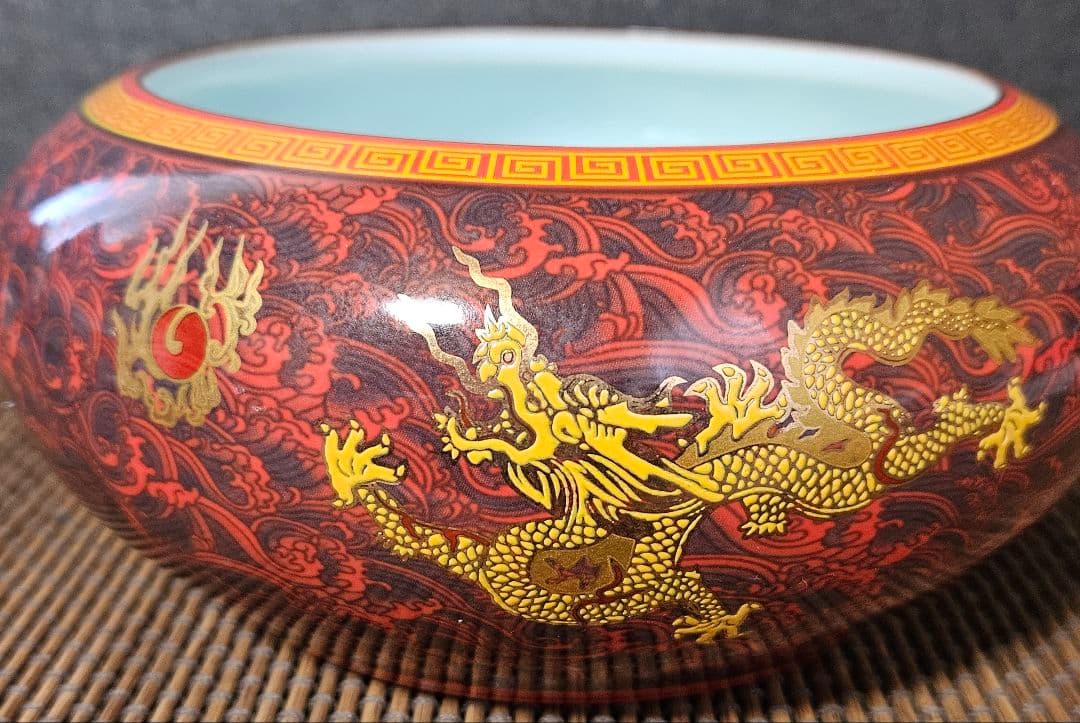 中国美術　中国陶磁器　繊細緻密極細密画　波に金彩　五爪の龍図　鉢　碗【魅力の逸品