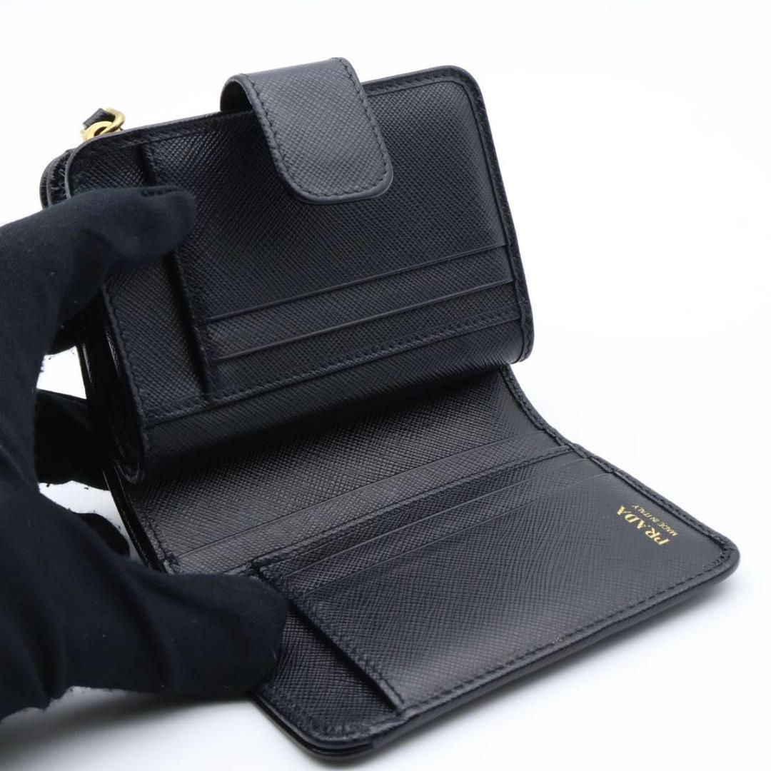 【超極美品】PRADA 新型IC 二つ折り財布　サフィアーノレザー　黒　三角ロゴ