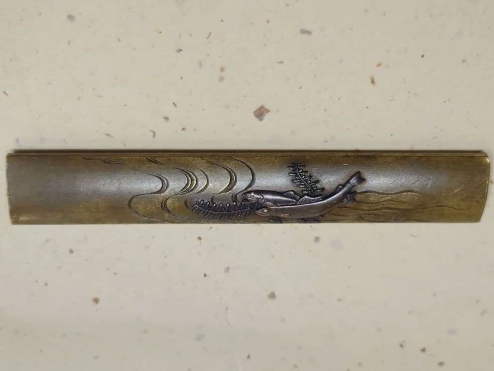 小柄袋、真鍮地に鮎図