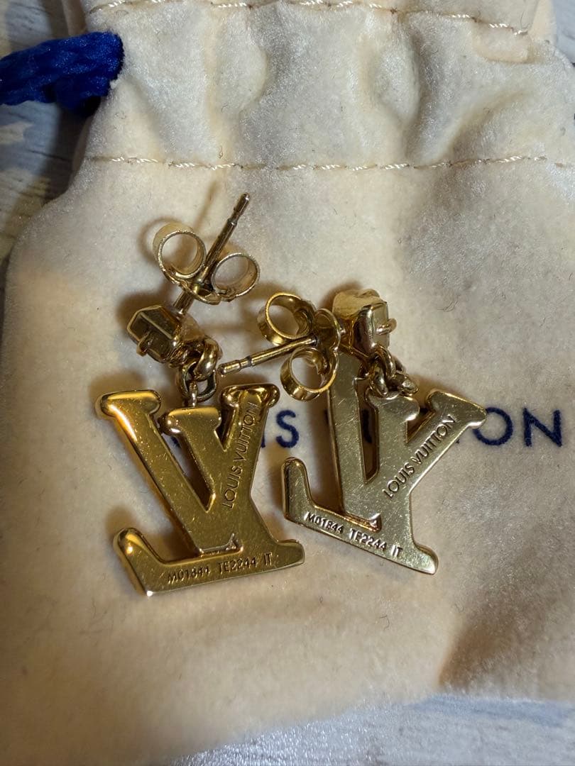 LOUIS VUITTON メタルピアス・レディLVゴールドM01844