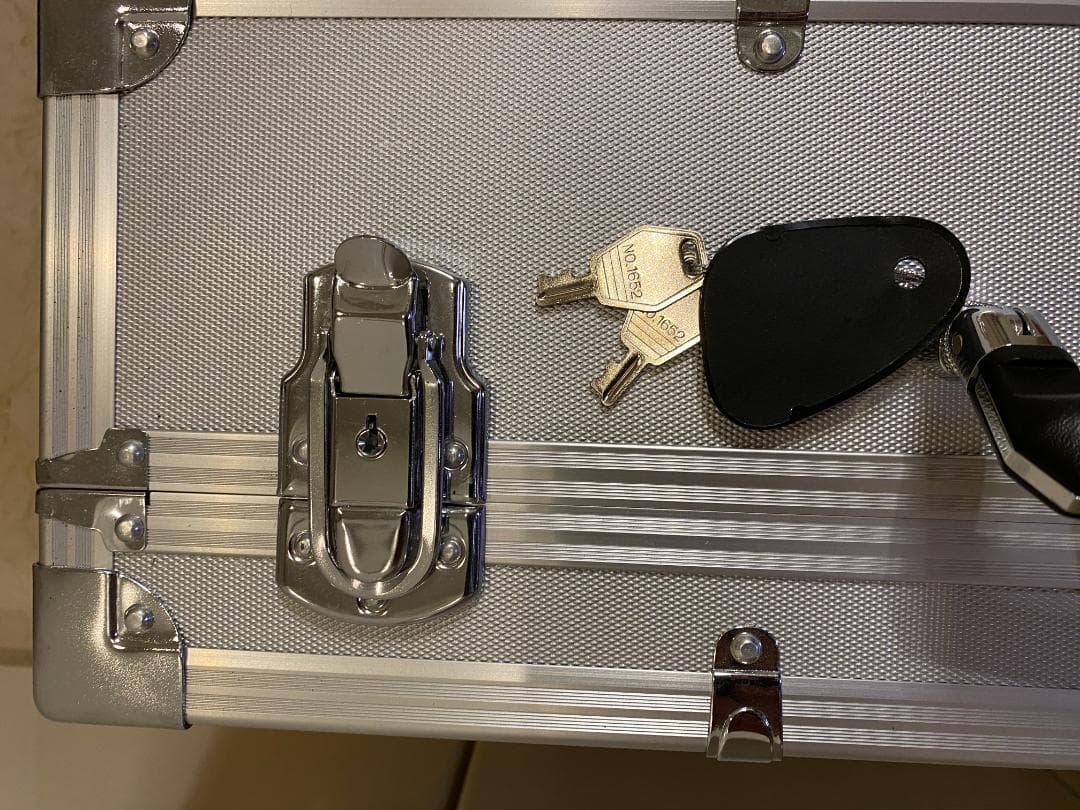 大型アルミトランク 外寸:約55cm×38cm×19cm