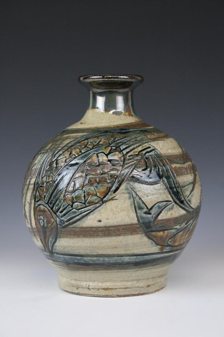 壺屋焼 人間国宝 金城次郎 作　海老魚文細口花瓶