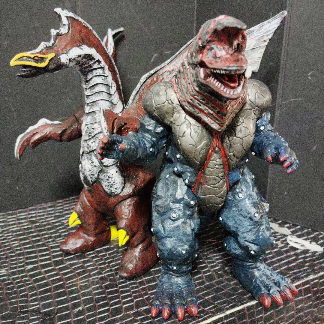 大特価ウルトラ怪獣旧型絶版ゴルザ、メルバ2体セット（リアルモデル）