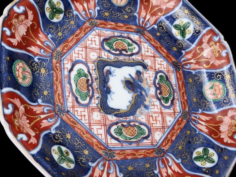 大聖寺伊万里　金襴手　菊花四方襷紋に団龍紋の図　７寸皿　607AS-DAg